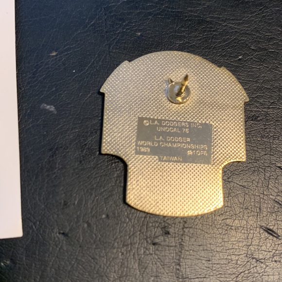 Unocal 76 Dodgers Pin - pin #1 Dodgers VS Athletics 1988 - Picture 3 of 4